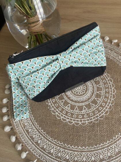 pochette à noeud noir et eventails bleu