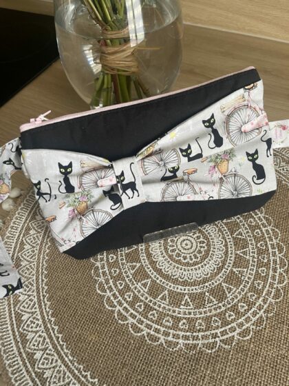 Pochette à noeud chat noir